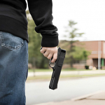 Mirandola, pistola giocattolo puntata al professore: il caso che riapre il dibattito sulla scuola